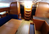 bavaria 46 cruiser jedrilica unutrašnjost salon 1